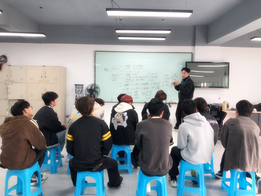 美發(fā)店常用的燙發(fā)方式，廣西燙染專業(yè)技術(shù)學(xué)校總結(jié)分享