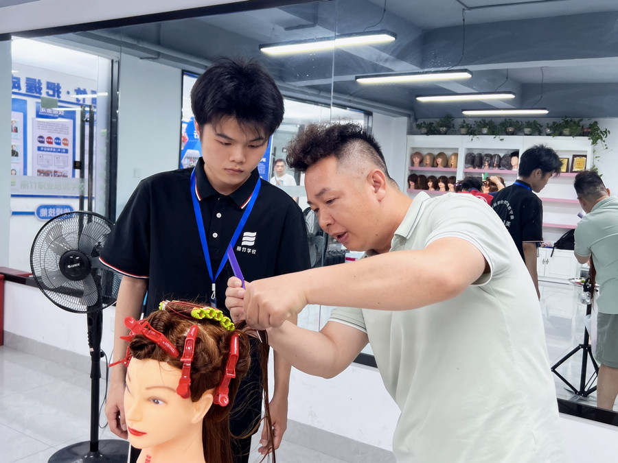 初中考不上高中？高考落榜怎辦？十幾歲學(xué)美發(fā)